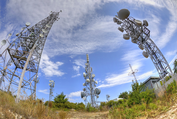 Torres de antena de comunicação em perspectiva de olho de peixe
 - Foto, Imagem
