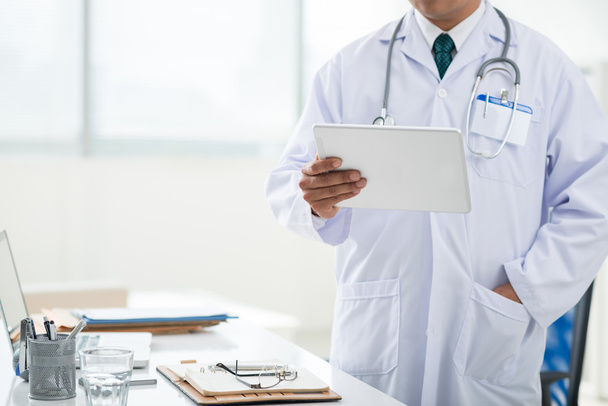Médecin avec tablette numérique
 - Photo, image