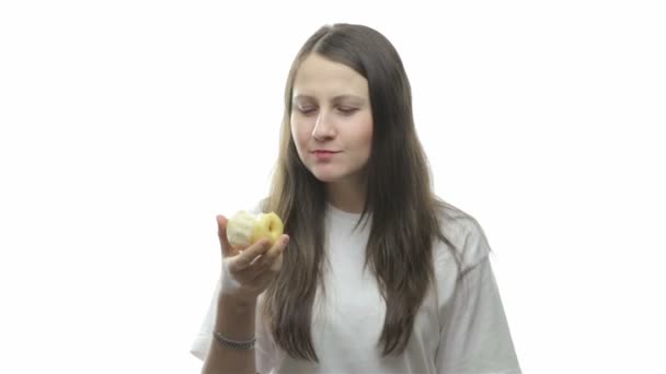 梨、5 ビデオを食べるブルネットの女性 - 映像、動画
