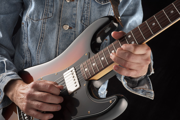 грати в заміську електричну гітару
 - Фото, зображення