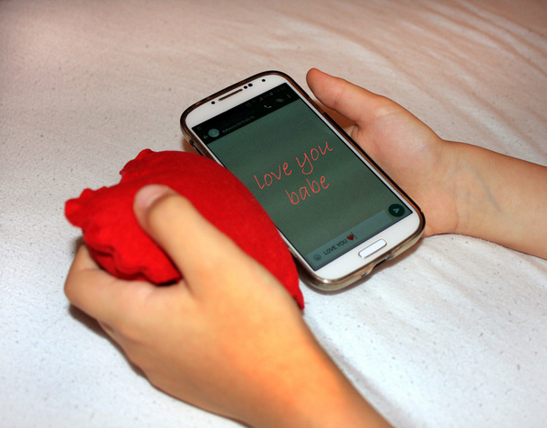jeunes mains tenant coeur rouge et selfphone avec message
 - Photo, image