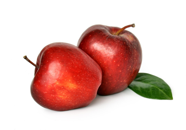 Dos manzanas rojas maduras sobre un fondo blanco
 - Foto, imagen