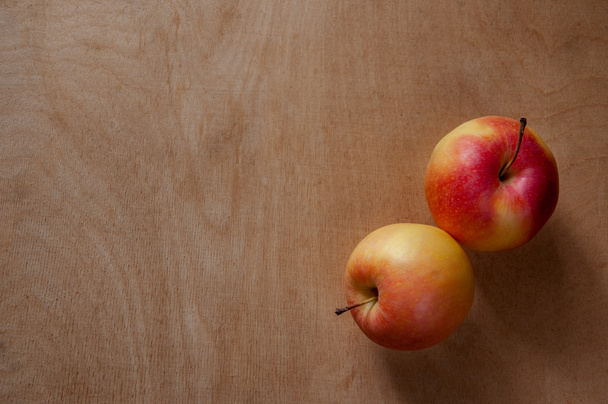 Manzanas maduras sobre mesa de madera - Foto, imagen