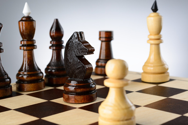 Противостояние белых и черных шахматных фигур
 - Фото, изображение