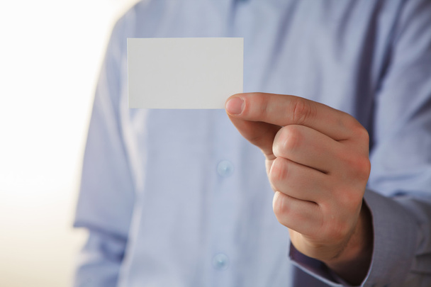 Hombre sosteniendo tarjeta de visita blanca
 - Foto, Imagen