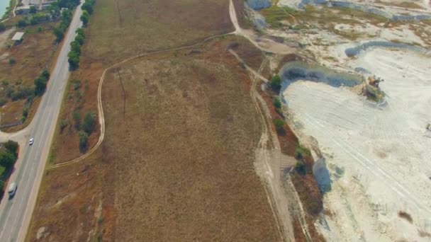 Letecký pohled. Příjezdová cesta u Open Mine v Bakhchisarai, Krym - Záběry, video