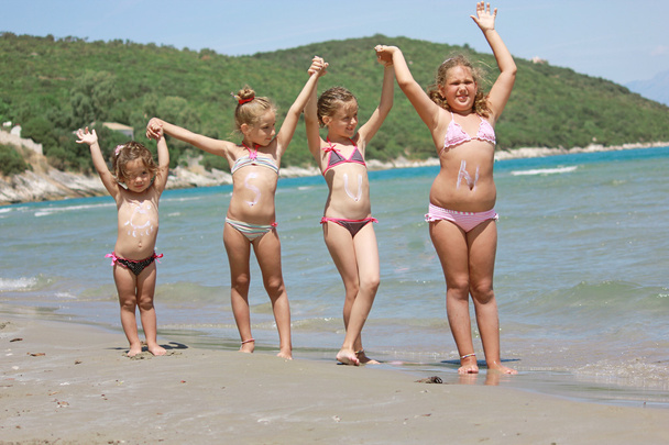 Niños en la playa soleada
 - Foto, imagen