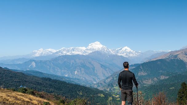 Randonneur profitant de la vue sur les montagnes de l'Himalaya
 - Photo, image