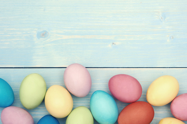 Huevos de Pascua sobre tablas de madera
 - Foto, imagen