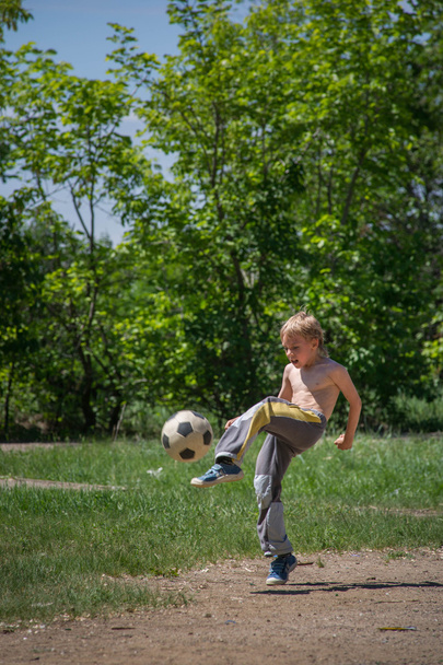 boy playing football - Fotoğraf, Görsel
