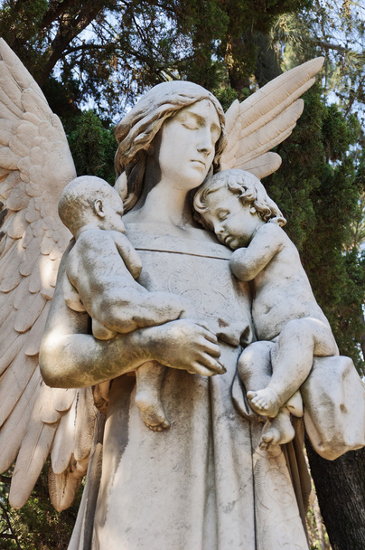 Ángel con dos niños pequeños
 - Foto, imagen