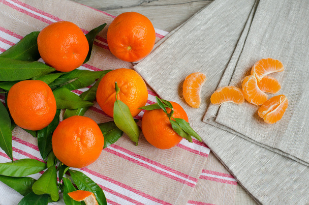 Стиглі мандарини на тлі полотна
 - Фото, зображення