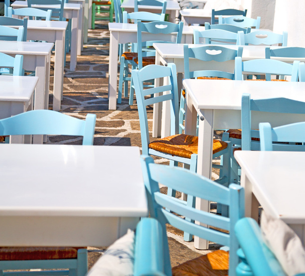 Стол в Санторини и старый ресторанный стул
 - Фото, изображение