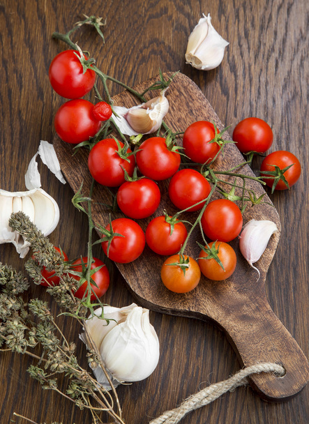 Organic cherry tomatoes with garlic and thyme  - 写真・画像