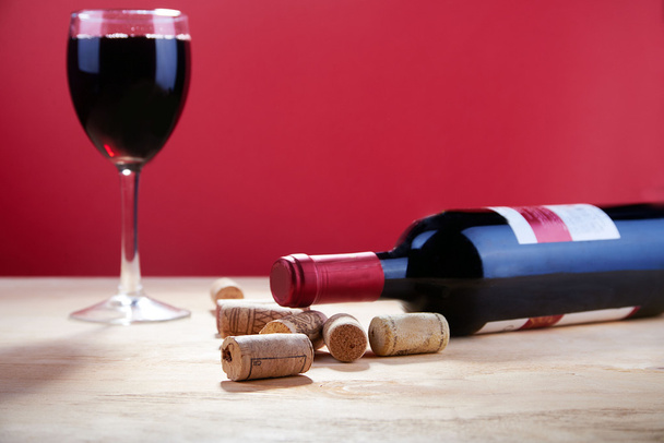 Вино і пробки на дерев'яному столі
 - Фото, зображення