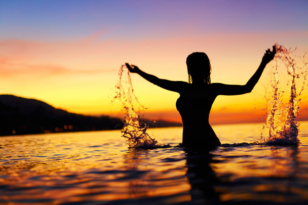Liberté, joie. Femme en mer au coucher du soleil. Bonheur, santé L
 - Photo, image