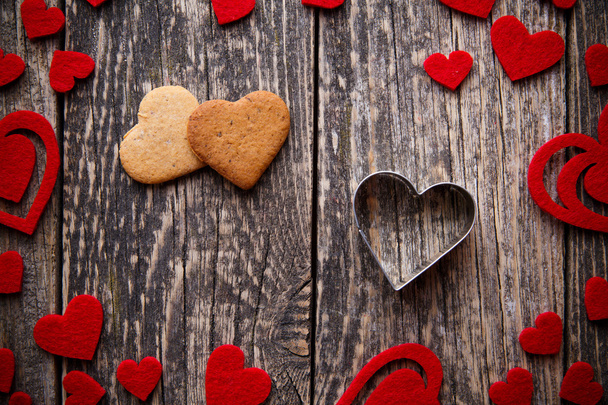 Biscotti allo zenzero a forma di cuore su tavolo di legno
. - Foto, immagini