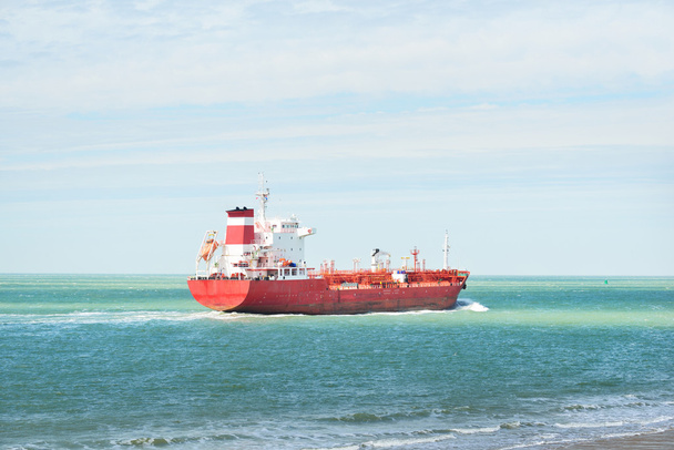 κόκκινο φορτηγό πλοίο - Φωτογραφία, εικόνα