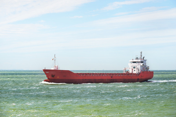 Navire cargo rouge
 - Photo, image