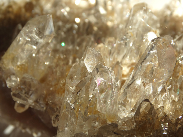 cristales geológicos de geoda de cuarzo cristalino claro de roca
  - Foto, imagen