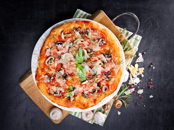 Pizza au jambon et champignons - Photo, image