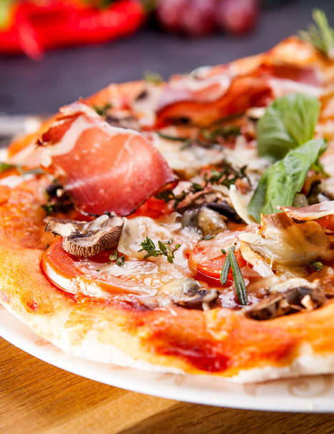 Pizza with Ham and Mushrooms - Foto, afbeelding