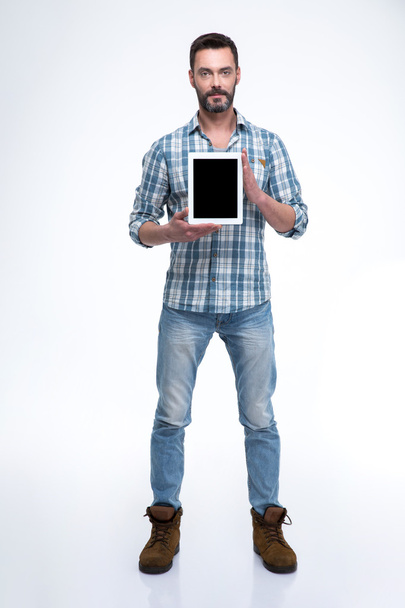 Casual man showing blank tablet computer screen - Фото, изображение