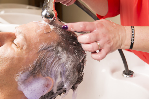 Faccia di uomo ottenere un lavaggio dei capelli
 - Foto, immagini