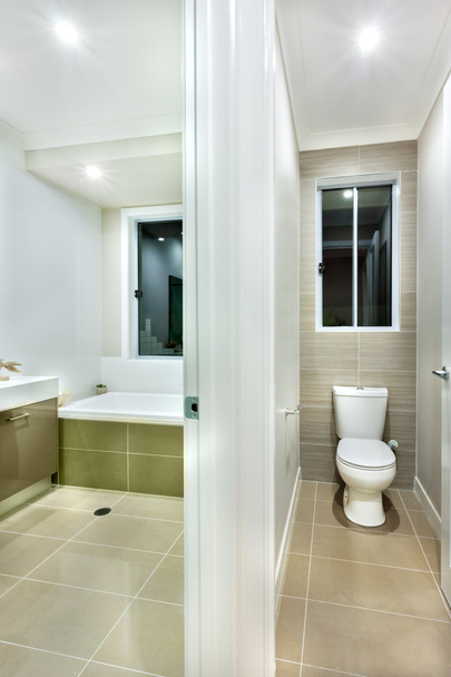 WC miska na białym tle w nowoczesnym domu - Zdjęcie, obraz