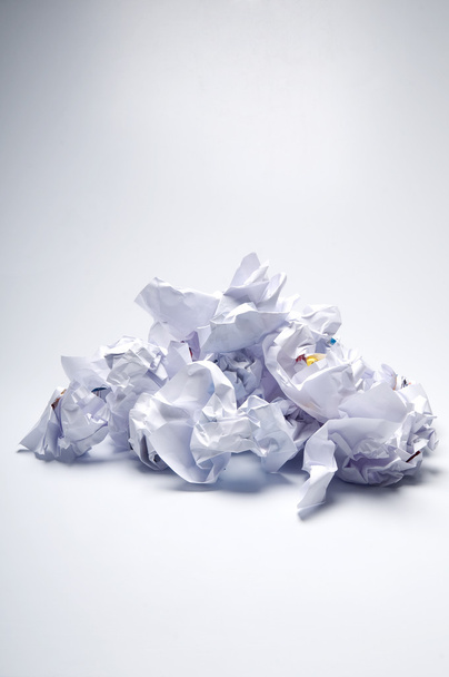 weiße zerknitterte Papierkugeln recyceln - Foto, Bild