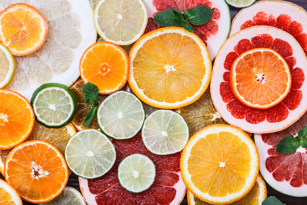 Cítricos en rodajas: naranjas, mandarinas, limones, limas, dulzura, pomelos, escoba de bruja
 - Foto, Imagen