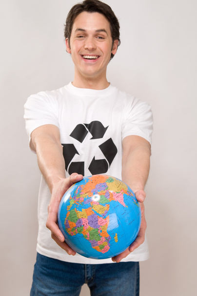 homem mostrando globo
 - Foto, Imagem