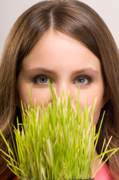 Женщина держит траву
 - Фото, изображение