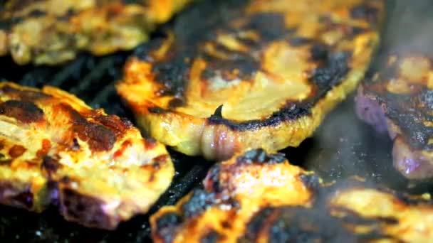 Frisches Fleisch auf dem Grill backen - Filmmaterial, Video
