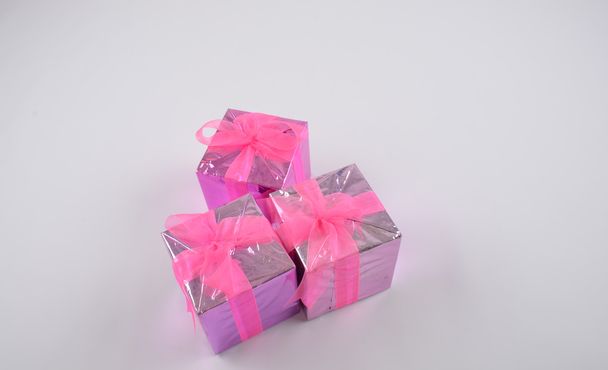 Színes lila és rózsaszín ajándék elszigetelt fehér - Fotó, kép