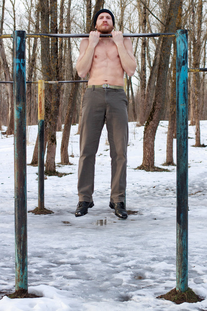  mies alaston vartalo tekee katu harjoitus
 - Valokuva, kuva