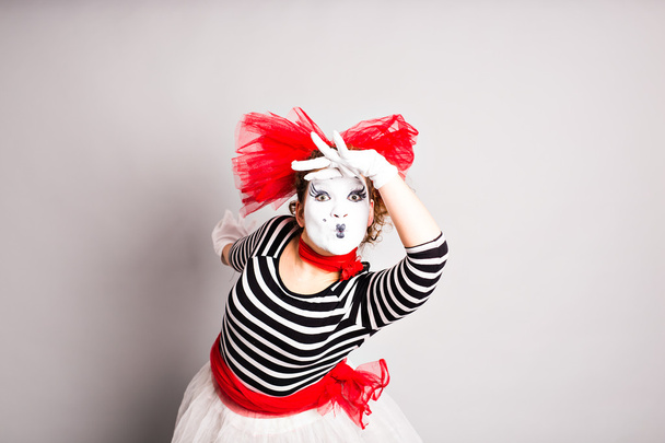 Retrato de uma mulher comediante vestida de mímica, conceito de April Fools Day
 - Foto, Imagem