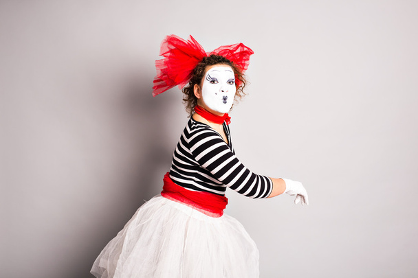Портрет комік жінки одягнений як mime, концепція квітня день дурнів - Фото, зображення