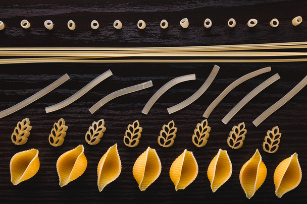 Pasta op donkere houten close-up macro - Foto, afbeelding