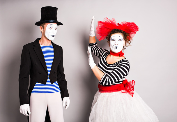 Twee mimespelers man en vrouw in april dwazen dag - Foto, afbeelding