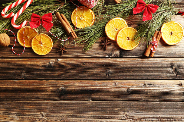 乾燥オレンジのあるクリスマス ツリー ブランチ - 写真・画像