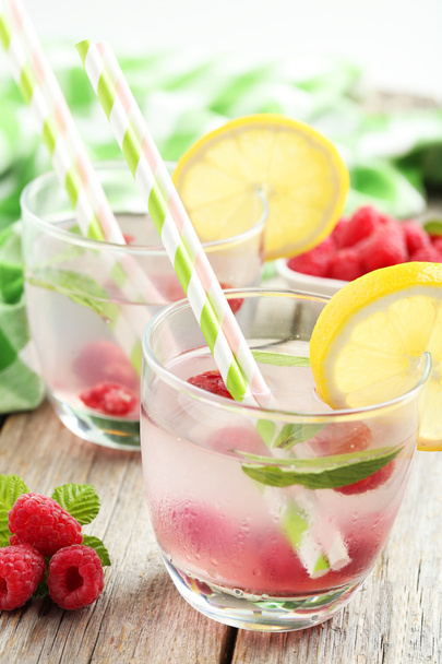 Raspberries and juice in glasses - Фото, зображення