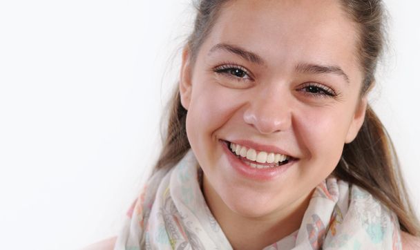Nahaufnahme emotionales Porträt eines sehr glücklichen jungen Mädchens auf weißem Ba - Foto, Bild