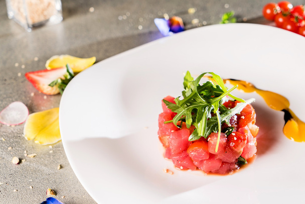 tuna tartare on plate - Фото, изображение