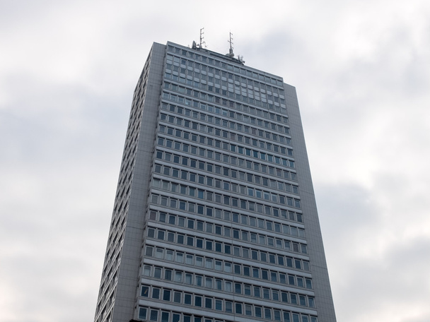 Office felhőkarcoló és felhős, borult ég - Fotó, kép