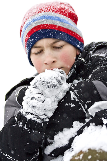 Fiatal fiú fagyasztás közepén egy hó hófúvás - Fotó, kép