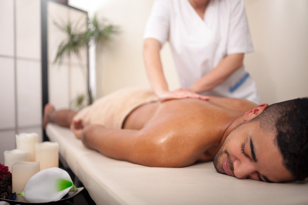 Masseur macht Rückenmassage am Körper des Mannes im Wellness-Salon - Foto, Bild