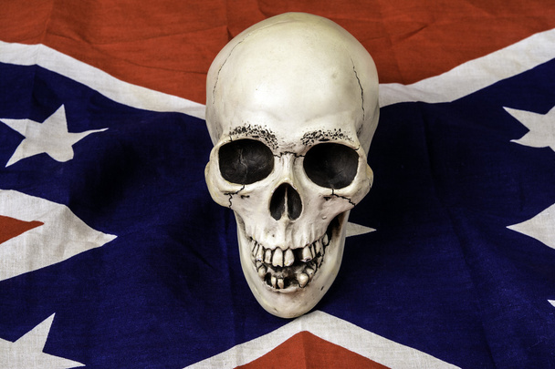 Crâne humain sur le drapeau
 - Photo, image