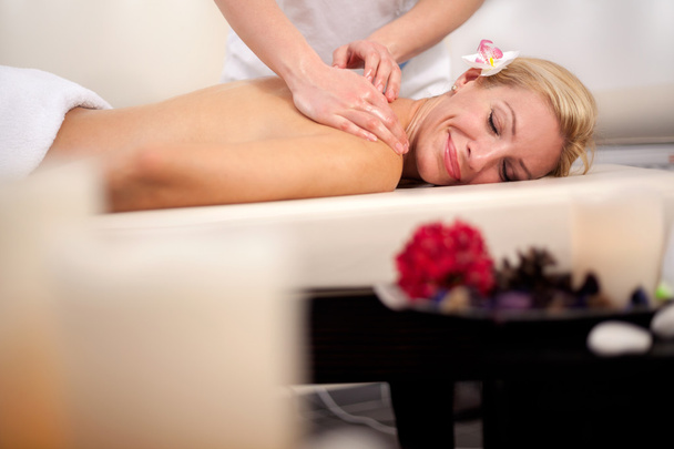 Donna ottenere massaggio ricreativo nel salone spa
  - Foto, immagini