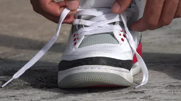 Male Athlete Tying His Shoes - Video, Çekim